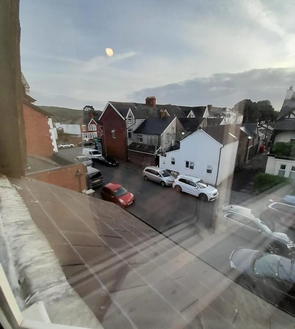 Entire Victoria Park Cardiff Apartment With Free Street Parking Bus 17 And 18 Direct To Cardiff City Centre, Fast Free Wi-Fi